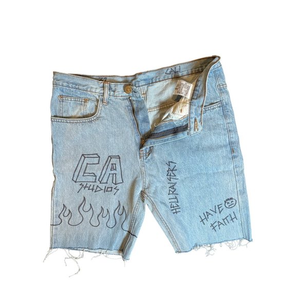 Cali Studios Graffiti Denim Shorts Bermuda Blue Size 32 - Picture 3 of 9